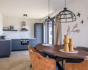 Terrasse mit Liegesthlen im 6-Personen-Bungalow 6ELZ, Someren, Nordbrabant.