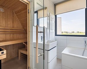 Modernes Badezimmer mit Dusche im 6-Bett-Bungalow 6ELZ, Someren.