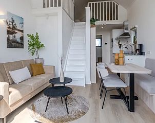 Stijlvolle binnenruimte van 4-persoonslodge 4B6 in Someren, De Peel, Noord Brabant met open trap.