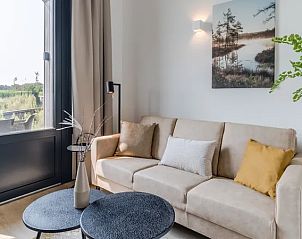 Gezellige zithoek in 4-persoonslodge 4B6, Someren, De Peel, Noord Brabant met uitzicht op de natuur.