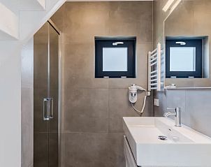 Moderne badkamer in 4-persoonslodge 4B6, Someren, De Peel, Noord Brabant met strakke afwerking.