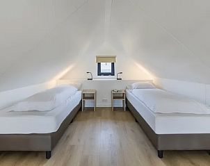 Tweede slaapkamer op zolder in 4-persoonslodge 4B6, Someren, De Peel, Noord Brabant met twee bedden.