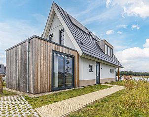 Gemtliche Sitzecke mit Blick auf die Terrasse im 10-Bett-Bungalow 10L, Someren, De Peel, Nordbrabant.