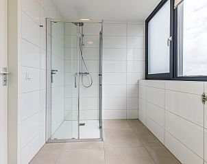 Essecke im 10-Bett-Bungalow 10L, Someren, De Peel, Nordbrabant, mit einem groen Esstisch.