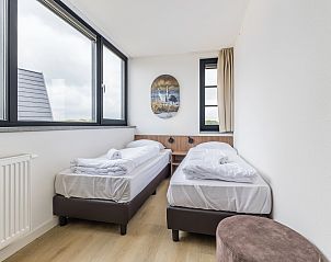 Gerumige Terrasse mit Blick auf das Wasser im 10-Bett-Bungalow 10L, Someren, De Peel, Nordbrabant.