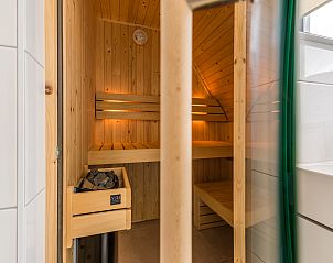 Schlafzimmer mit Doppelbett im 10-Bett-Bungalow 10L, Someren, De Peel, Nordbrabant, mit moderner Einrichtung.