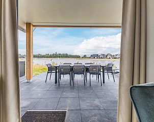 Elegantes Badezimmer mit Waschbecken im 10-Bett-Bungalow 10L, Someren, De Peel, Nordbrabant, mit moderner Ausstattung.