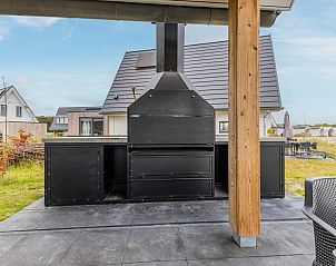 Schlafzimmer mit zwei Einzelbetten im 10-Bett-Bungalow 10L, Someren, De Peel, Nordbrabant, mit Tageslicht.