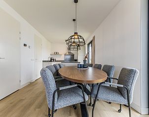 Moderne Duschkabine im 10-Bett-Bungalow 10L, Someren, De Peel, Nordbrabant, mit Regendusche.