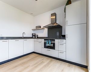 Hauptschlafzimmer mit Doppelbett im 10-Bett-Bungalow 10L, Someren, De Peel, Nordbrabant, mit stimmungsvoller Einrichtung.