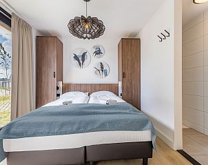 Gemtliches Schlafzimmer mit Doppelbett im 10-Bett-Bungalow 10L, Someren, De Peel, Nordbrabant.