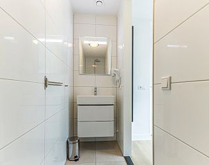 Hinterhof des 10-Bett-Bungalows 10L in Someren, De Peel, Nordbrabant, umgeben von Grnanlagen.