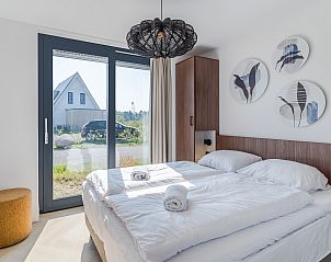 Ruime eetkamer in 8-persoonsbungalow 8ELZ in Someren, De Peel, Noord Brabant.