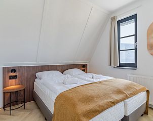 Overdekt terras met uitzicht op zwembad bij 8-persoonsbungalow 8ELZ, Someren, De Peel.