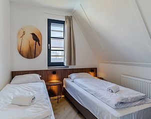 En-suite badkamer met douche in 8-persoonsbungalow 8ELZ, Someren, De Peel.