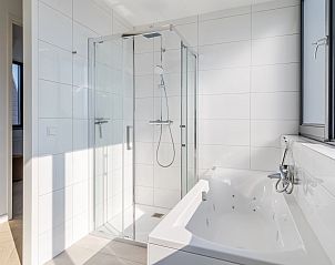 Stijlvolle badkamer met douche in 8-persoonsbungalow 8ELZ, Someren, De Peel.