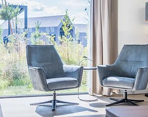 Lichte zithoek in 8-persoonsbungalow | 8L, Someren, met uitzicht op de natuur.