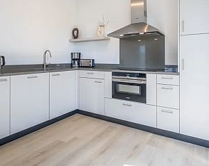 Moderne keuken in 8-persoonsbungalow | 8L, Someren, voorzien van luxe apparatuur.