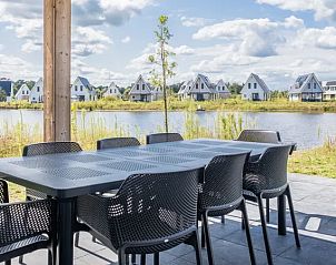 Terras met uitzicht op het water bij 8-persoonsbungalow | 8L in Someren, De Peel.