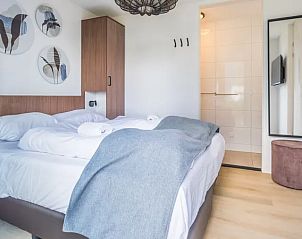 Slaapkamer met ensuite badkamer in 8-persoonsbungalow | 8L, Someren, Noord Brabant.