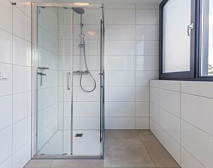 Ruime douche met glazen wand in 8-persoonsbungalow | 8L, Someren, Noord Brabant.