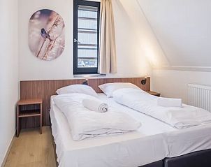 Derde slaapkamer met uitzicht in 8-persoonsbungalow | 8L, Someren, De Peel.