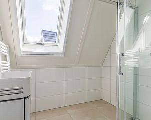 Luxe badkamer met dakraam in 8-persoonsbungalow | 8L, Someren, Noord Brabant.