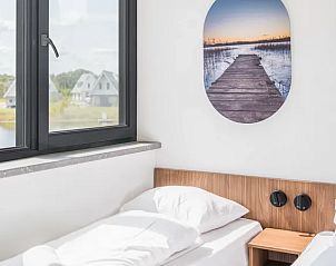 Slaapkamer met enkel bedden en uitzicht in 8-persoonsbungalow | 8L, Someren.