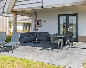 Overdekt terras met zitgelegenheid in 8-persoonsbungalow | 8L, Someren, De Peel.