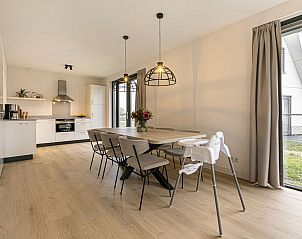 Stilvolles Esszimmer im 8-Bett-Bungalow 8C, Someren, De Peel, mit Blick auf den Garten.