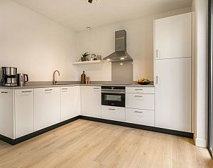 Moderne Kcheneinrichtung im 8-Bett-Bungalow 8C, Someren, De Peel, mit glatter Oberflche.