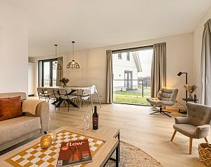 Gemtliches Wohnzimmer mit Flachbildschirm im 8-Bett-Bungalow 8C, Someren, De Peel, Nordbrabant.