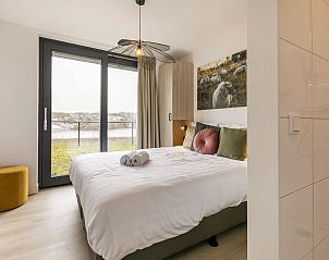 Esstisch mit Blumen im 8-Bett-Bungalow 8C, Someren, De Peel, mit Blick auf den Garten.