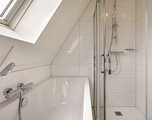 Stilvolle Essecke im 8-Bett-Bungalow 8C, Someren, De Peel, mit moderner Beleuchtung.