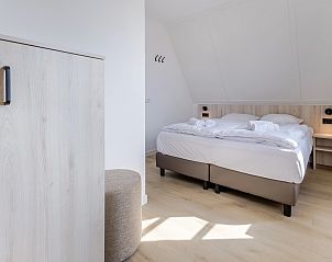 Modernes Badezimmer mit Waschbecken im 8-Bett-Bungalow 8C, Someren, De Peel, Nordbrabant.