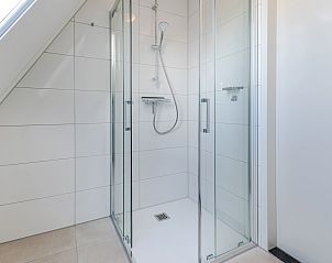 Blick von der Terrasse des 8-Bett-Bungalows 8C, Someren, De Peel, mit bequemen Sthlen.