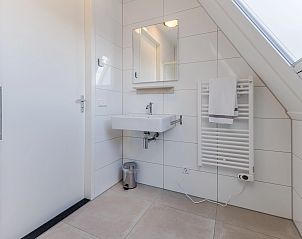 Schlafzimmer mit eigenem Badezimmer im 8-Bett-Bungalow 8C, Someren, De Peel, Nordbrabant.