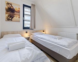 Luxurises Badezimmer mit Badewanne und Dusche im 8-Personen-Bungalow 8C, Someren, De Peel, Nordbrabant.