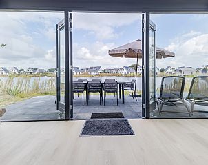 Elegantes Badezimmer mit Waschbecken im 8-Bett-Bungalow 8C, Someren, De Peel, Nordbrabant.