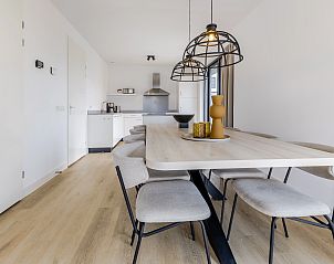 Terrasse mit Blick auf das Wasser im 8-Bett-Bungalow 8C, Someren, De Peel, Nordbrabant.