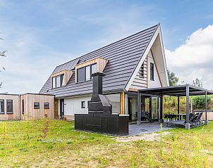 Gezellige zithoek in 20-persoonsbungalow 20L, Someren, De Peel, Noord Brabant met uitzicht op terras.