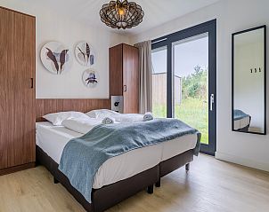 Eethoek met uitzicht op natuur in 20-persoonsbungalow 20L, Someren, De Peel, Noord Brabant.