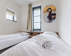 Moderne keuken in 20-persoonsbungalow 20L, Someren, De Peel, Noord Brabant met tuinzicht.