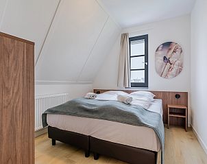 Comfortabele slaapkamer in 20-persoonsbungalow 20L, Someren, De Peel, Noord Brabant met tuindeuren.