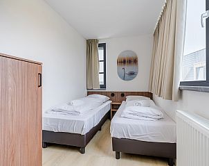 Stijlvolle slaapkamer met ensuite badkamer in 20-persoonsbungalow 20L, Someren, De Peel, Noord Brabant.