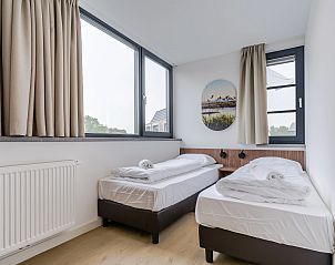 Tweepersoons slaapkamer in 20-persoonsbungalow 20L, Someren, De Peel, Noord Brabant met uitzicht.