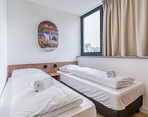 Tweepersoons kamer in 20-persoonsbungalow 20L, Someren, De Peel, Noord Brabant met natuurlijk licht.