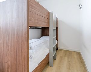 Moderne badkamer met bad en douche in 20-persoonsbungalow 20L, Someren, De Peel, Noord Brabant.