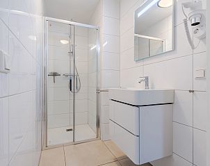 Slaapkamer met twee eenpersoonsbedden in 20-persoonsbungalow 20L, Someren, De Peel, Noord Brabant.