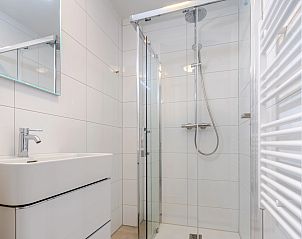 Stijlvolle badkamer met douche in 20-persoonsbungalow 20L, Someren, De Peel, Noord Brabant.